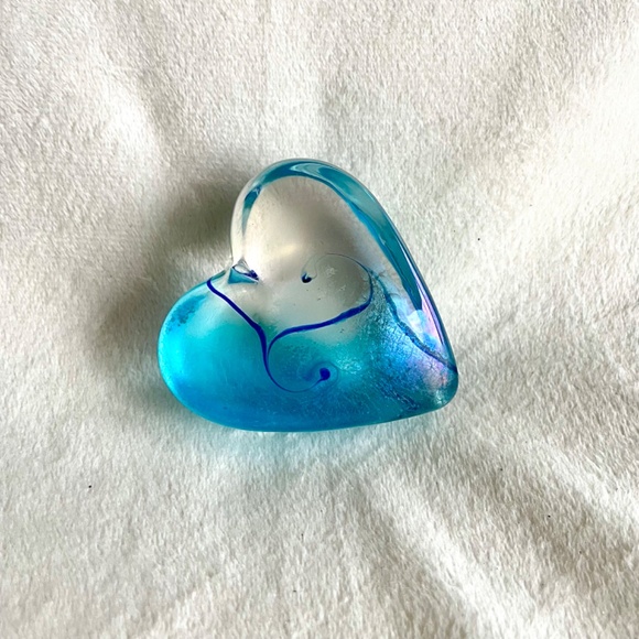 Heart-shaped Glass Paperweight - Picture 4 of 14